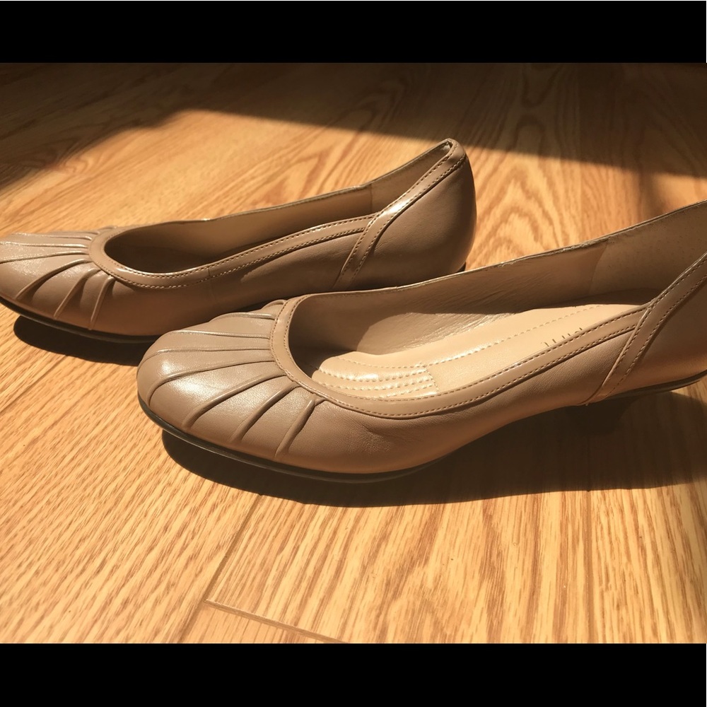 Easy Spirit low heels. Size 6.